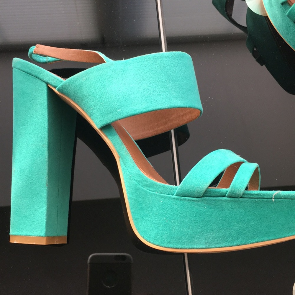 Eva-Mendes Platform Sandals